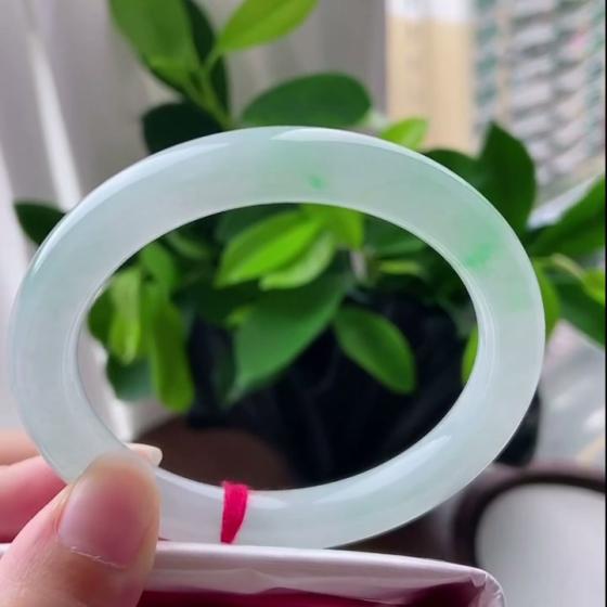 飘绿圆条手镯